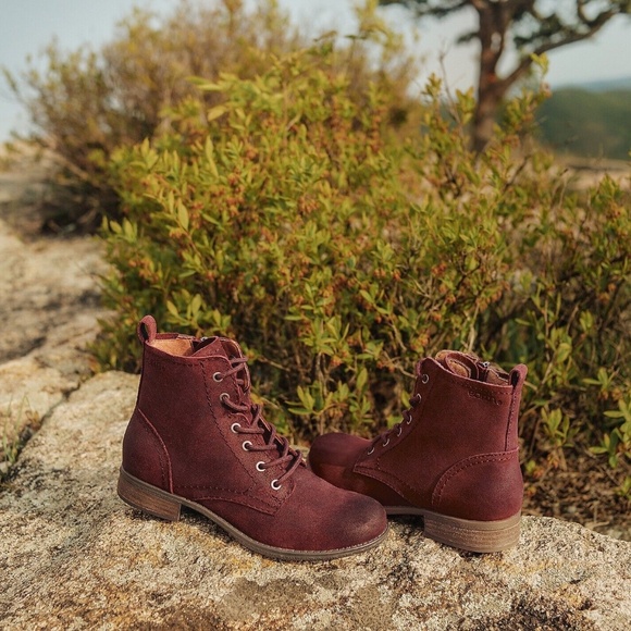 New Earth Brands Lace Up Ankle Janel Boots Bootie Red Berry NIB Fashion - Picture 6 of 6